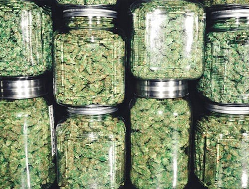 Marihuana-Knospen im Glasgefäß-Stapel