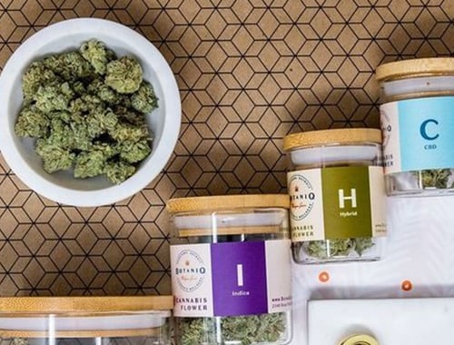 in Dosen verpackte Cannabisblüten in verschiedenen Größen