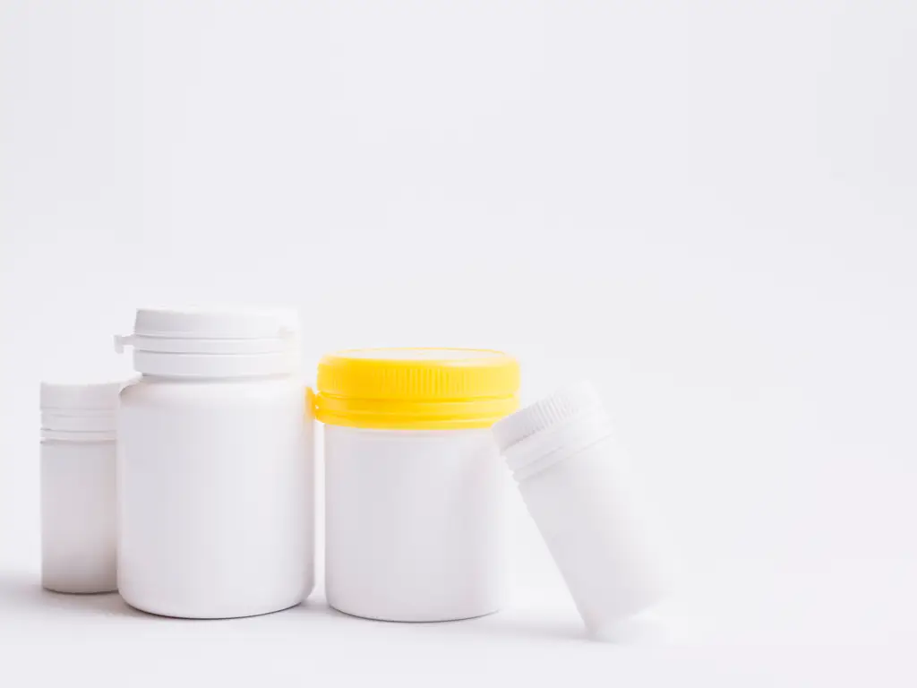 Butelki plastikowe z nakrętkami o różnych rozmiarach i typach